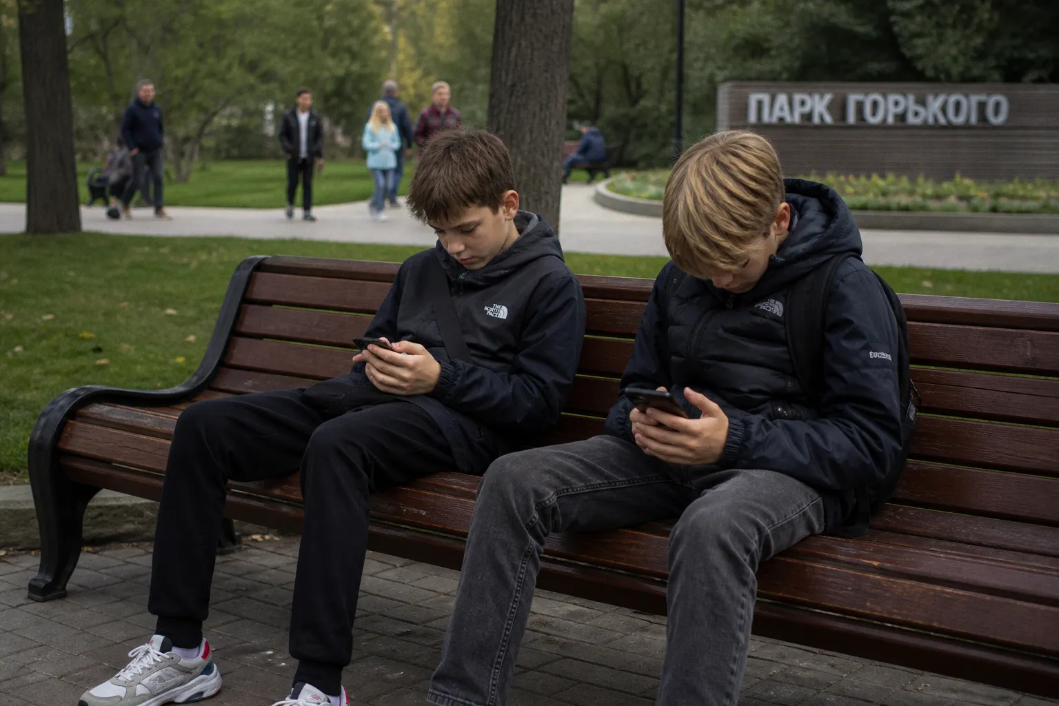 Почему алгоритмы соцсетей тормозят когнитивное развитие подростков