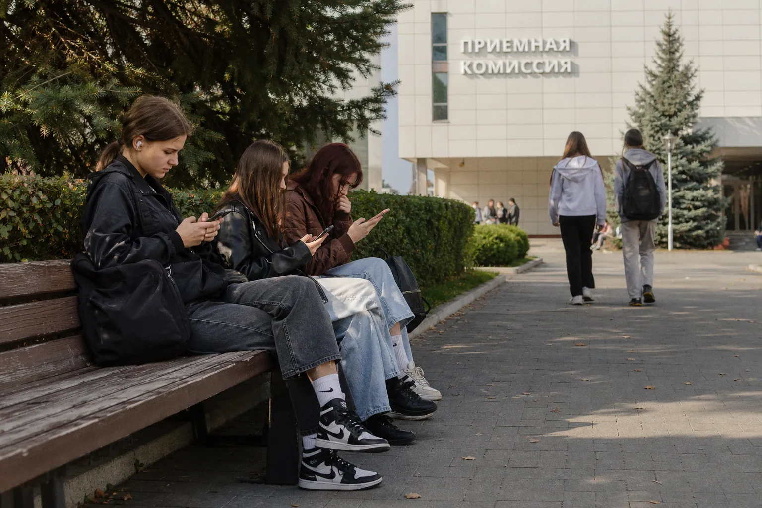 Почему зумеры не доверяют нейросетям и блогерам: результаты исследования